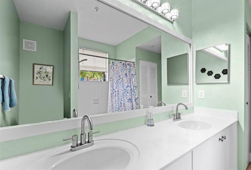 Image 11 of 18 For 4784 Central Boulevard  22