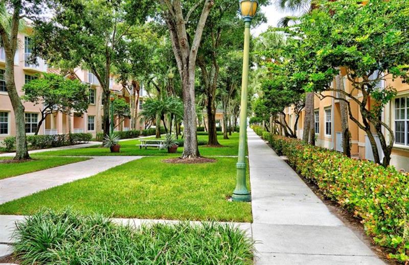 Image 16 of 18 For 4784 Central Boulevard  22