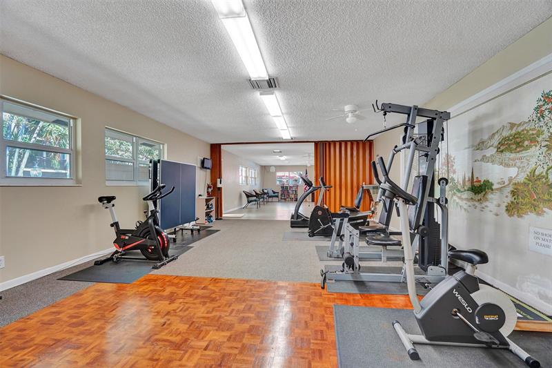 Image 21 of 23 For 2350 14th Street Cswy  203