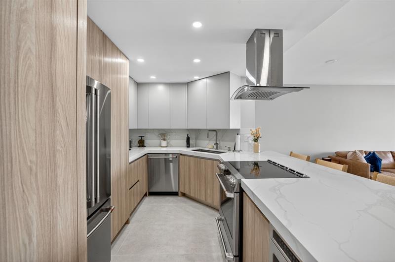 Image 4 of 44 For 2100 Ocean Drive  15e