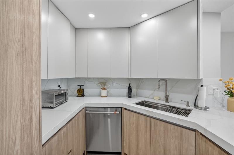 Image 6 of 44 For 2100 Ocean Drive  15e