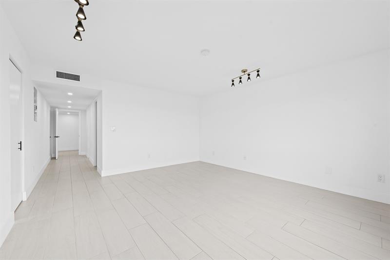 Image 13 of 25 For 877 195th St  422