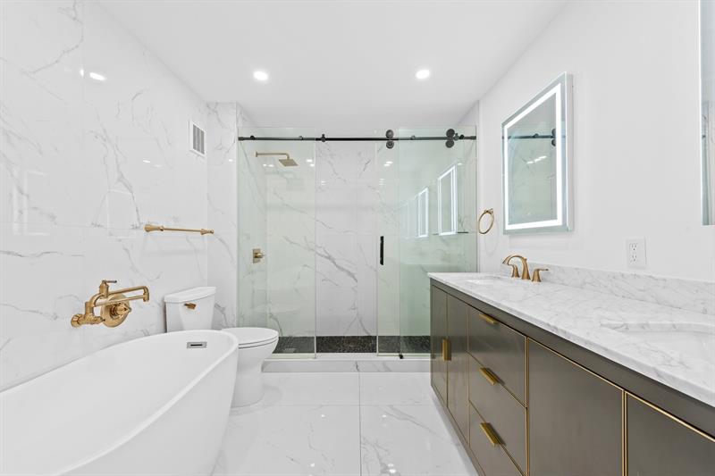 Image 14 of 25 For 877 195th St  422