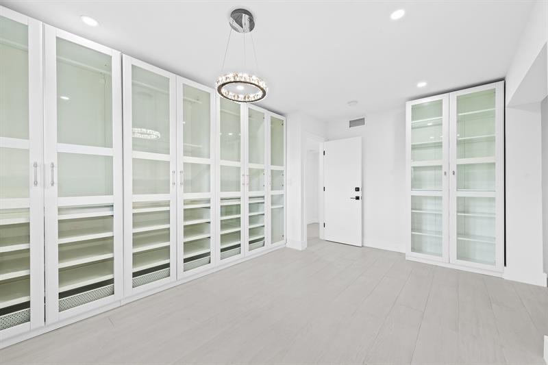 Image 17 of 25 For 877 195th St  422