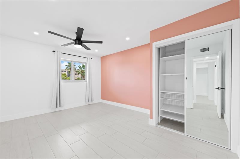 Image 18 of 25 For 877 195th St  422