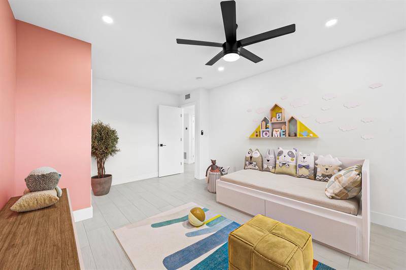 Image 19 of 25 For 877 195th St  422