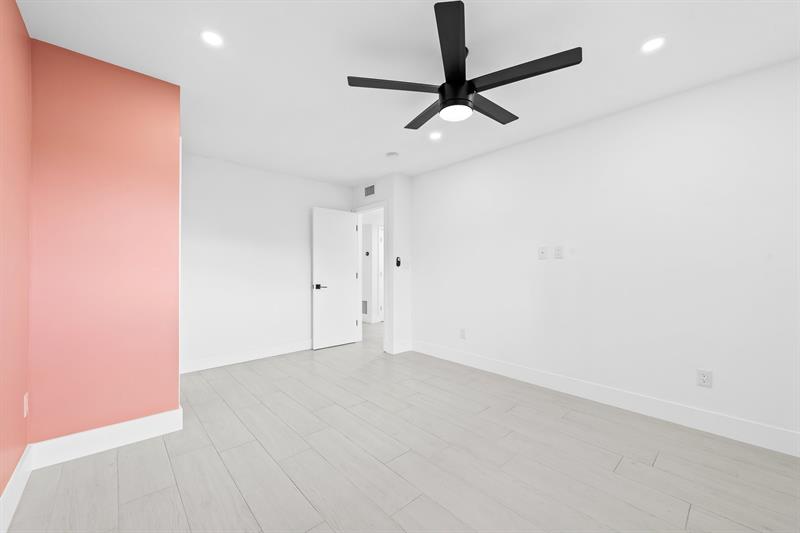 Image 20 of 25 For 877 195th St  422