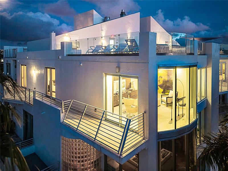 Image 5 of 49 For 301 Hendricks Isle  10