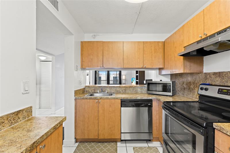 Image 6 of 23 For 3199 Foxcroft Rd  304