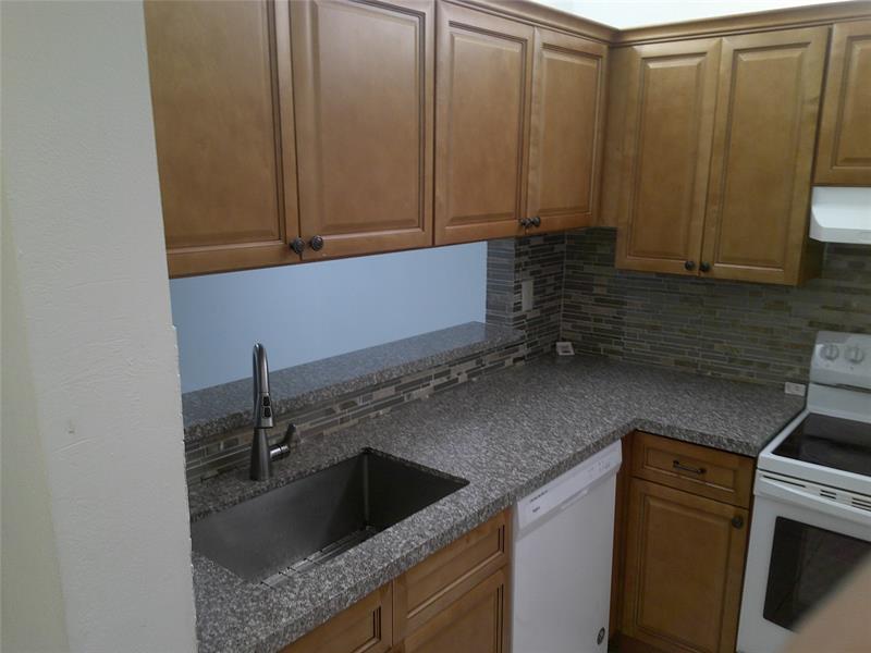 Image 6 of 12 For 3199 Foxcroft Rd  306