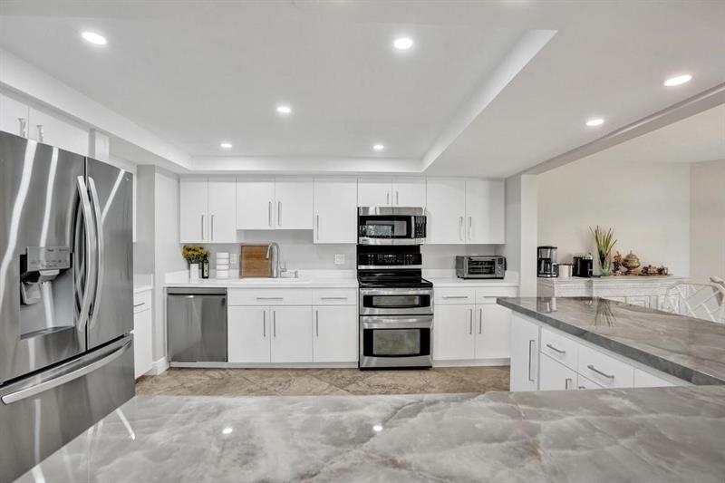 Image 11 of 64 For 501 Riverside Dr  203