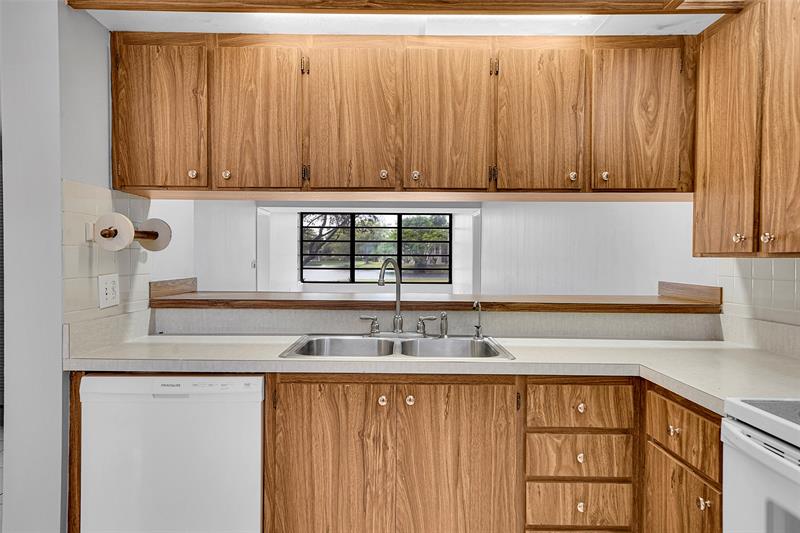 Image 10 of 28 For 1713 Whitehall Dr  103