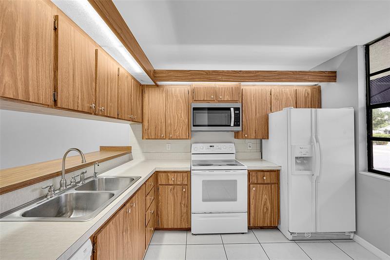 Image 8 of 28 For 1713 Whitehall Dr  103