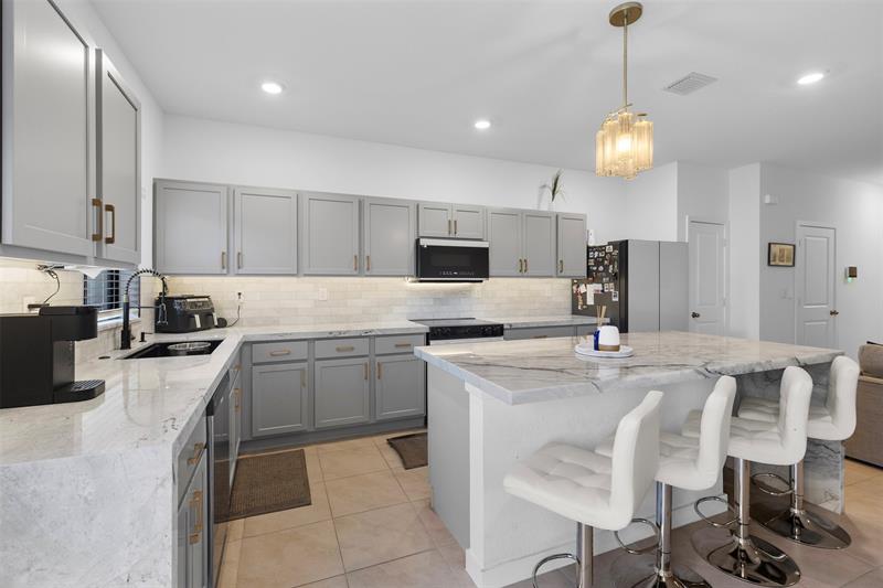 Image 9 of 34 For 884 3rd Ter  
