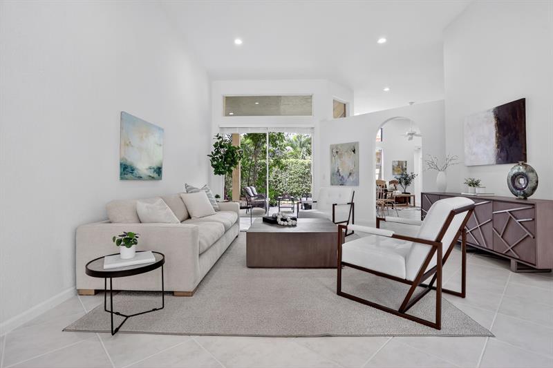 Image 4 of 91 For 2807 Oakbrook Ln