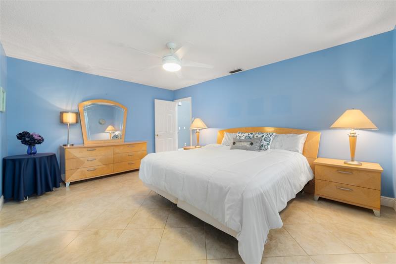 Image 18 of 33 For 21314 Chinaberry Dr