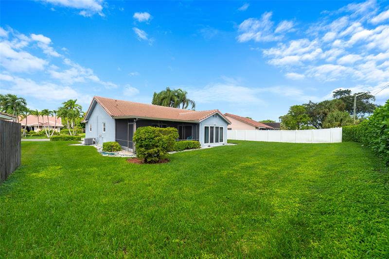 Image 26 of 33 For 21314 Chinaberry Dr