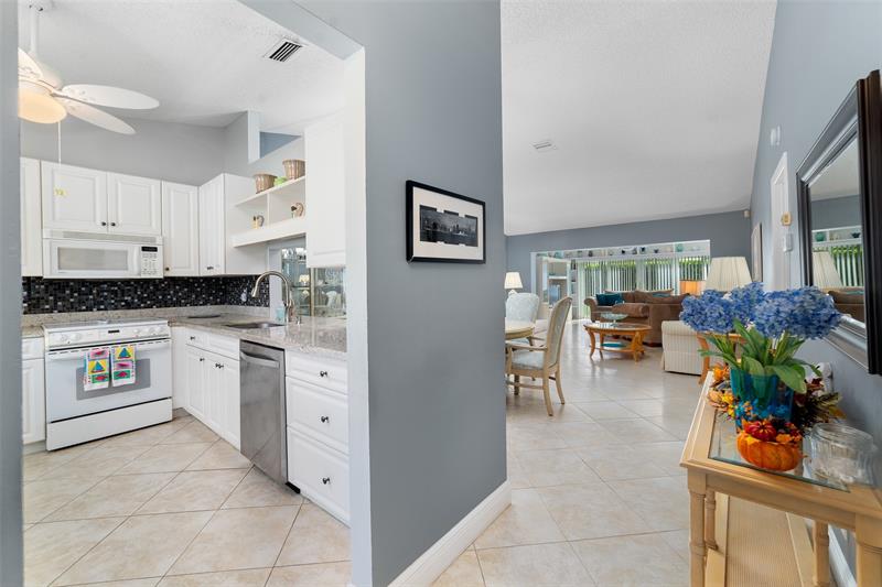Image 4 of 33 For 21314 Chinaberry Dr