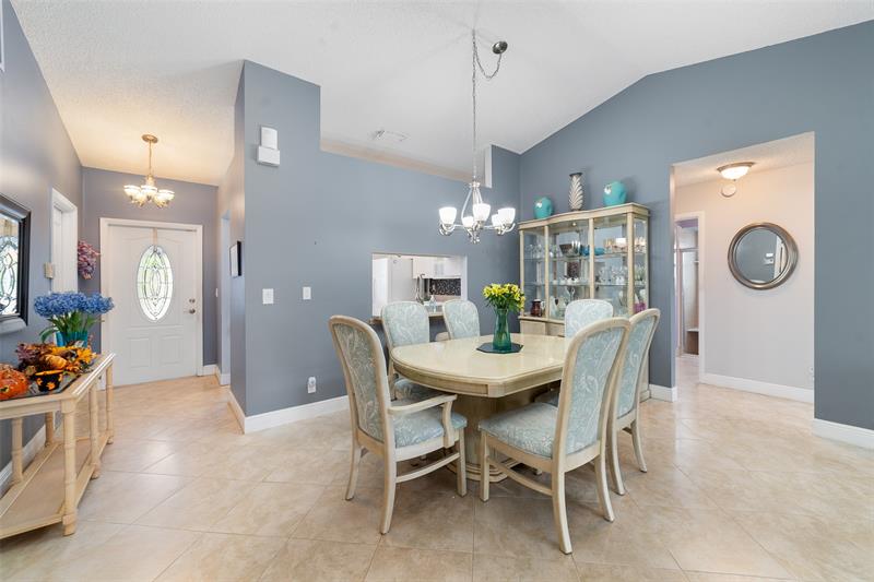 Image 5 of 33 For 21314 Chinaberry Dr
