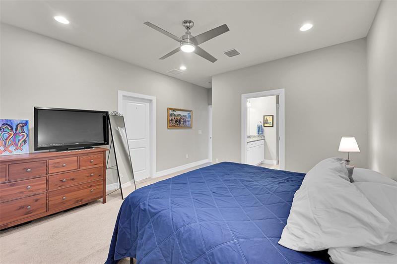 Image 28 of 43 For 964 Banyan Dr
