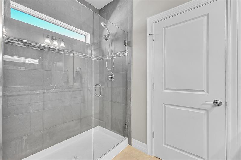 Image 32 of 43 For 964 Banyan Dr