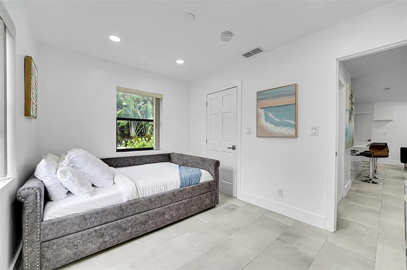 Image 22 of 48 For 400 26th Dr  