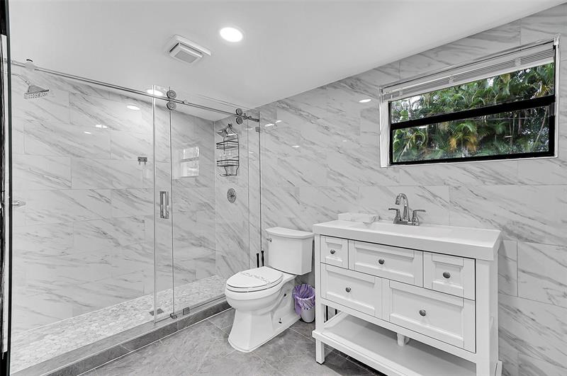 Image 29 of 48 For 400 26th Dr  
