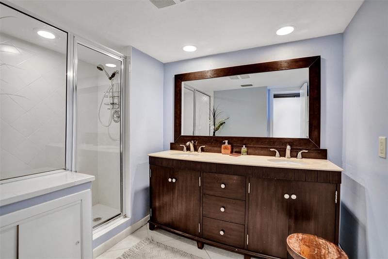 Image 21 of 59 For 1360 Ocean Blvd  708