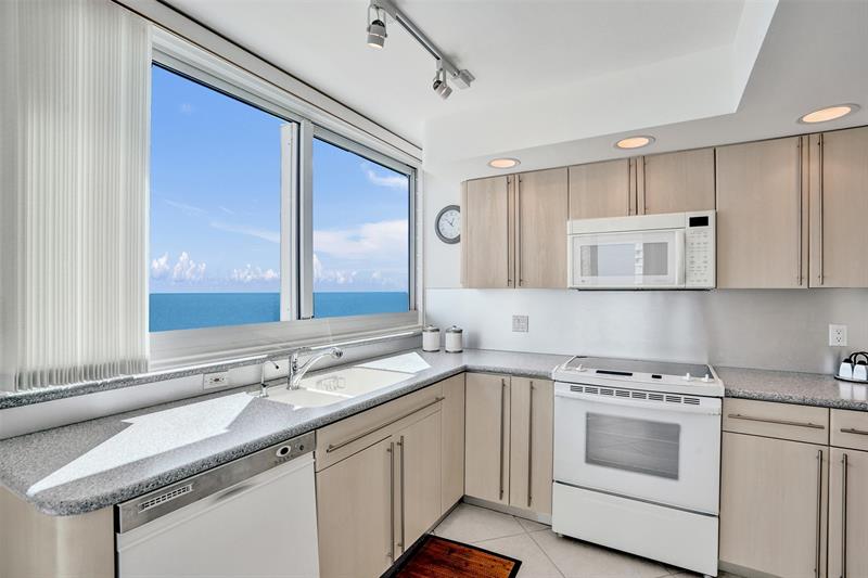 Image 33 of 59 For 1360 Ocean Blvd  708