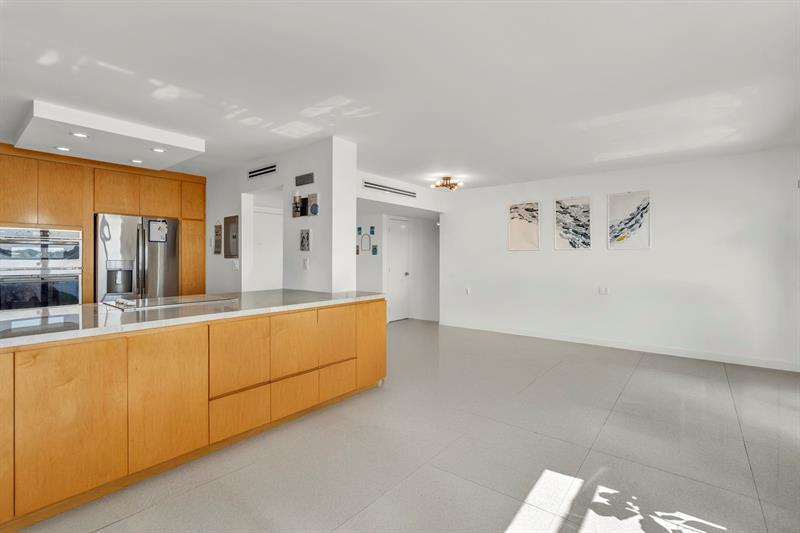 Image 14 of 63 For 11930 Bayshore Dr  404