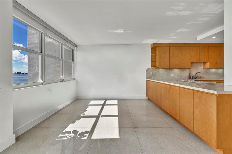 Image 16 of 63 For 11930 Bayshore Dr  404