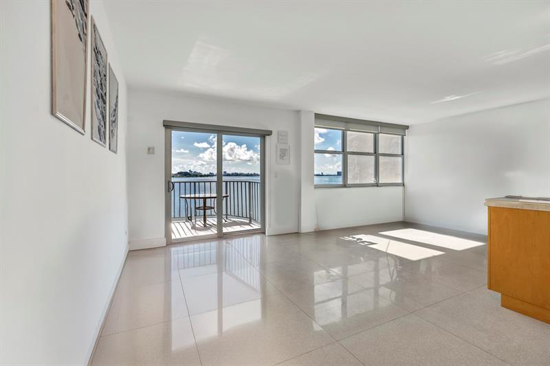 Image 20 of 63 For 11930 Bayshore Dr  404