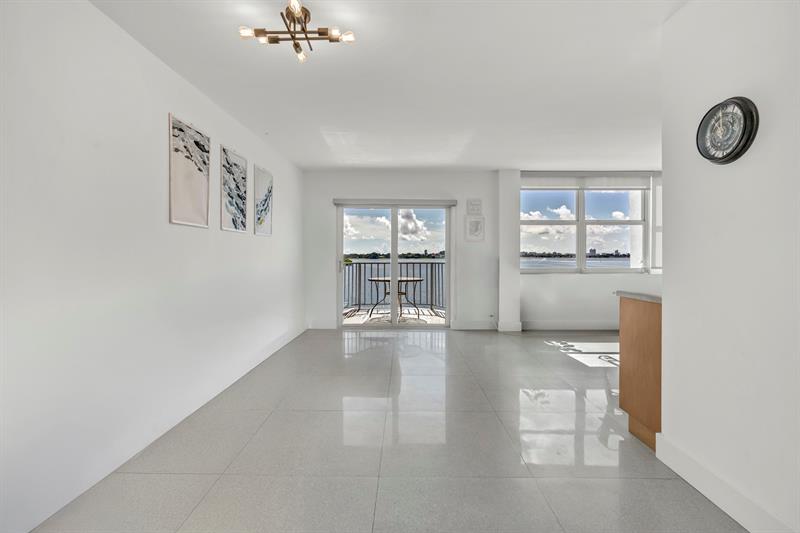 Image 21 of 63 For 11930 Bayshore Dr  404