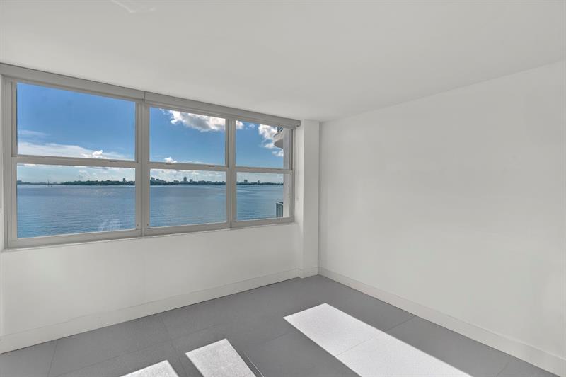 Image 22 of 63 For 11930 Bayshore Dr  404