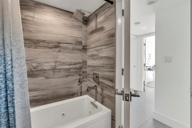 Image 36 of 63 For 11930 Bayshore Dr  404