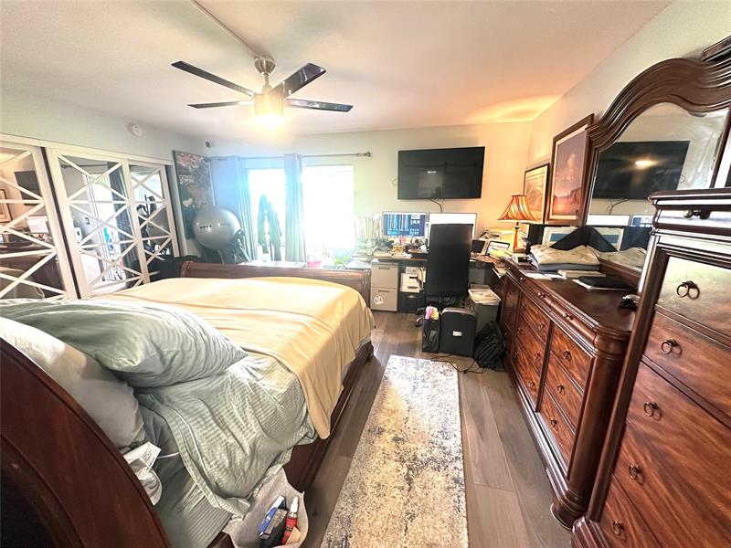 Image 13 of 61 For 1092 Newport S  1092