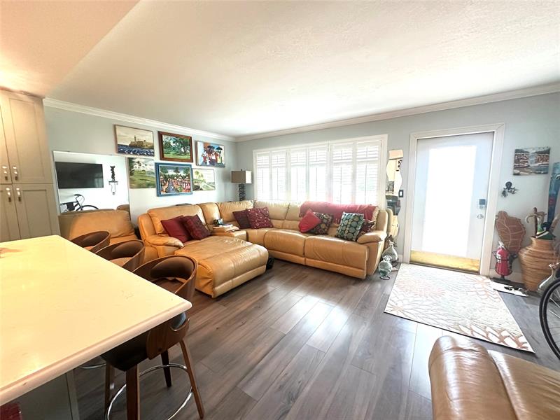 Image 6 of 61 For 1092 Newport S  1092