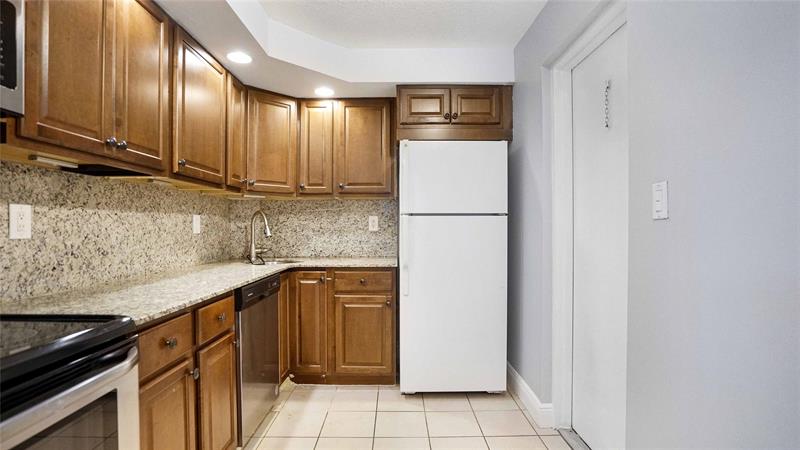 Image 3 of 31 For 3111 Oakland Shores Dr  F108