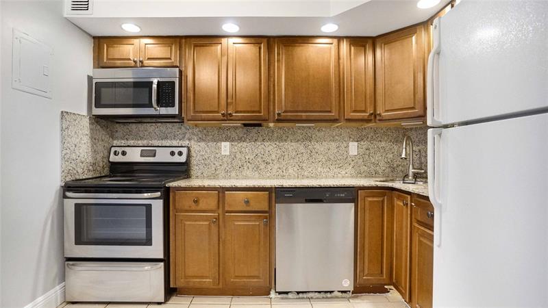 Image 4 of 31 For 3111 Oakland Shores Dr  F108