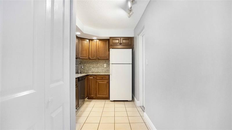 Image 6 of 31 For 3111 Oakland Shores Dr  F108