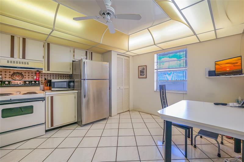 Image 11 of 51 For 3910 Inverrary Blvd  805-b