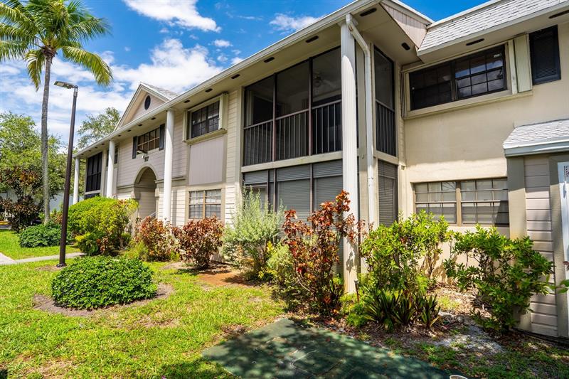 Image 19 of 40 For 927 199 St  202