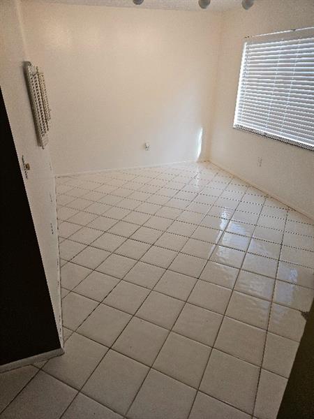 Image 10 of 21 For 4114 Inverrary Dr  14a