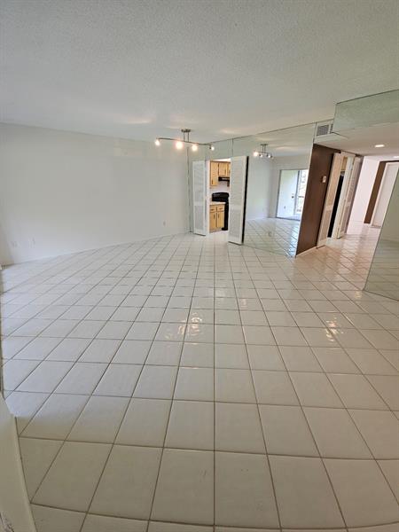 Image 7 of 21 For 4114 Inverrary Dr  14a