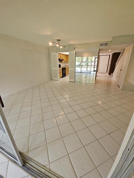 Image 8 of 21 For 4114 Inverrary Dr  14a