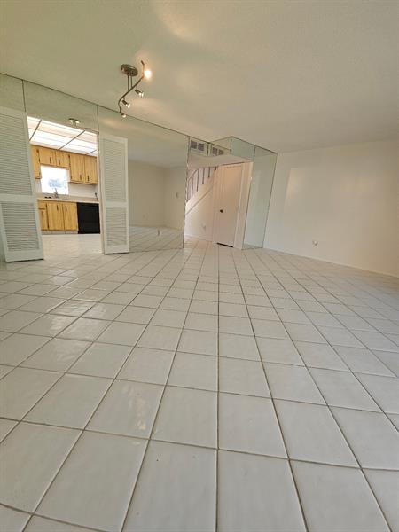 Image 9 of 21 For 4114 Inverrary Dr  14a