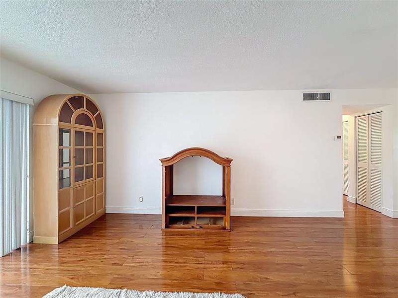 Image 40 of 77 For 700 14th Ave  406