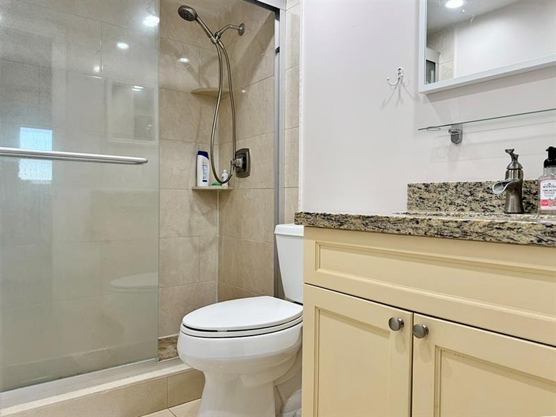 Image 25 of 37 For 2350 14th Street Cswy  703
