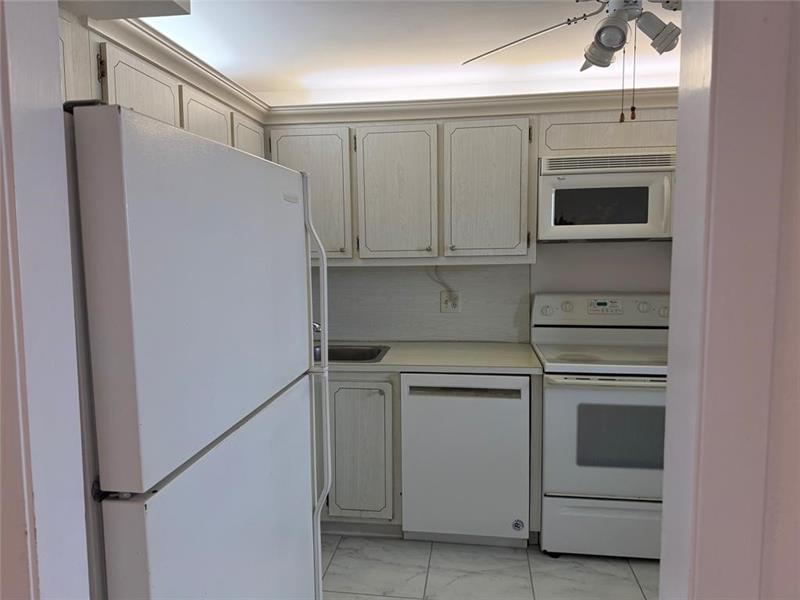 Image 12 of 57 For 1537 Hillsboro Blvd  839