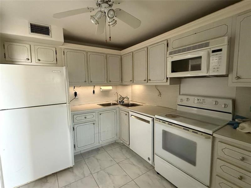 Image 13 of 57 For 1537 Hillsboro Blvd  839